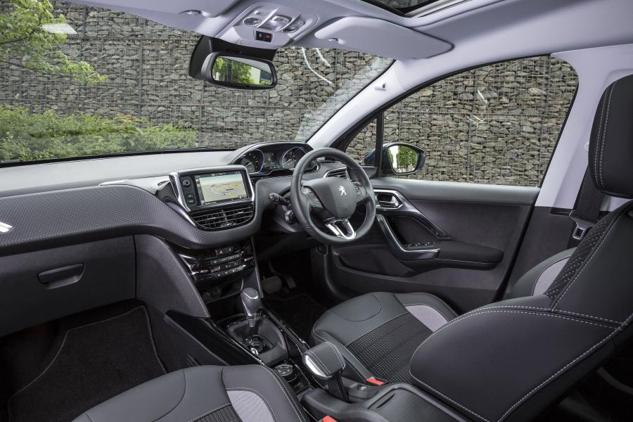  Peugeot 2008 2016 года  (UK) (фото 14 из 17)